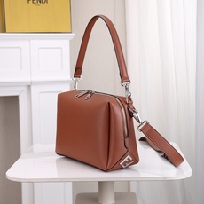 型号1117尺寸34*22cm 芬迪 Fendi Lui 男士斜挎包手提枕头包Lui的设计非常简洁,没有 型号1117尺寸34*22cm 芬迪 Fendi Lui 男士斜挎包手提枕头包Lui的设计非常简洁,没有