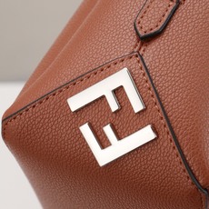 型号1117尺寸34*22cm 芬迪 Fendi Lui 男士斜挎包手提枕头包Lui的设计非常简洁,没有 型号1117尺寸34*22cm 芬迪 Fendi Lui 男士斜挎包手提枕头包Lui的设计非常简洁,没有