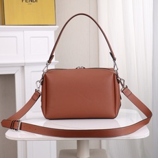 型号1117尺寸34*22cm 芬迪 Fendi Lui 男士斜挎包手提枕头包Lui的设计非常简洁,没有 型号1117尺寸34*22cm 芬迪 Fendi Lui 男士斜挎包手提枕头包Lui的设计非常简洁,没有
