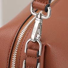 型号1117尺寸34*22cm 芬迪 Fendi Lui 男士斜挎包手提枕头包Lui的设计非常简洁,没有 型号1117尺寸34*22cm 芬迪 Fendi Lui 男士斜挎包手提枕头包Lui的设计非常简洁,没有