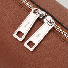 型号1117尺寸34*22cm 芬迪 Fendi Lui 男士斜挎包手提枕头包Lui的设计非常简洁,没有 型号1117尺寸34*22cm 芬迪 Fendi Lui 男士斜挎包手提枕头包Lui的设计非常简洁,没有