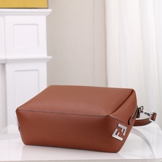 型号1117尺寸34*22cm 芬迪 Fendi Lui 男士斜挎包手提枕头包Lui的设计非常简洁,没有 型号1117尺寸34*22cm 芬迪 Fendi Lui 男士斜挎包手提枕头包Lui的设计非常简洁,没有