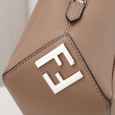型号1117尺寸34*22cm 芬迪 Fendi Lui 男士斜挎包手提枕头包Lui的设计非常简洁,没有 型号1117尺寸34*22cm 芬迪 Fendi Lui 男士斜挎包手提枕头包Lui的设计非常简洁,没有