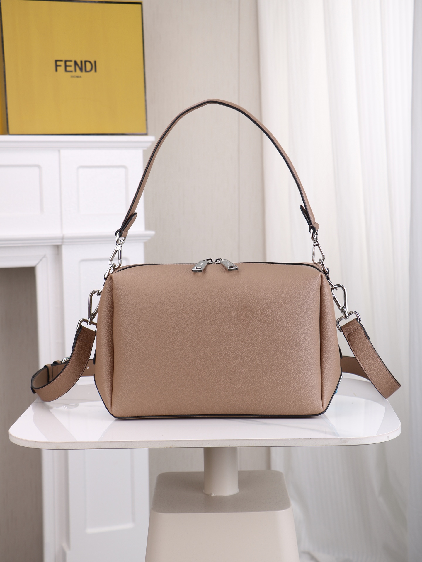 型号1117尺寸34*22cm 芬迪 Fendi Lui 男士斜挎包手提枕头包Lui的设计非常简洁，没有