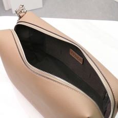 型号1117尺寸34*22cm 芬迪 Fendi Lui 男士斜挎包手提枕头包Lui的设计非常简洁,没有 型号1117尺寸34*22cm 芬迪 Fendi Lui 男士斜挎包手提枕头包Lui的设计非常简洁,没有