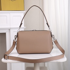 型号1117尺寸34*22cm 芬迪 Fendi Lui 男士斜挎包手提枕头包Lui的设计非常简洁,没有 型号1117尺寸34*22cm 芬迪 Fendi Lui 男士斜挎包手提枕头包Lui的设计非常简洁,没有