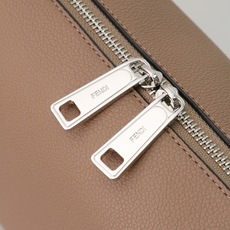 型号1117尺寸34*22cm 芬迪 Fendi Lui 男士斜挎包手提枕头包Lui的设计非常简洁,没有 型号1117尺寸34*22cm 芬迪 Fendi Lui 男士斜挎包手提枕头包Lui的设计非常简洁,没有