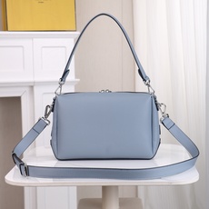 型号1117尺寸34*22cm 芬迪 Fendi Lui 男士斜挎包手提枕头包Lui的设计非常简洁,没有 型号1117尺寸34*22cm 芬迪 Fendi Lui 男士斜挎包手提枕头包Lui的设计非常简洁,没有