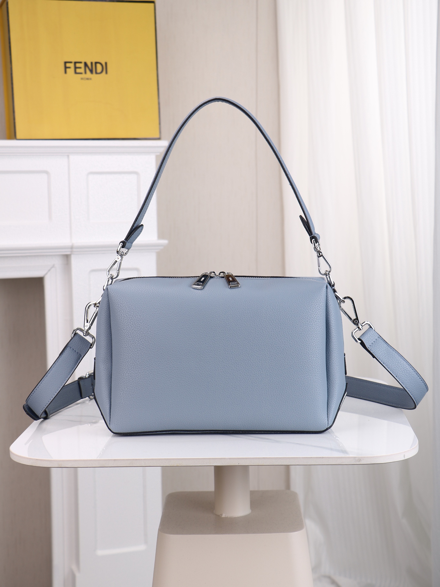 型号1117尺寸34*22cm 芬迪 Fendi Lui 男士斜挎包手提枕头包Lui的设计非常简洁，没有