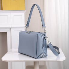 型号1117尺寸34*22cm 芬迪 Fendi Lui 男士斜挎包手提枕头包Lui的设计非常简洁,没有 型号1117尺寸34*22cm 芬迪 Fendi Lui 男士斜挎包手提枕头包Lui的设计非常简洁,没有