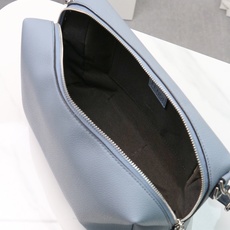 型号1117尺寸34*22cm 芬迪 Fendi Lui 男士斜挎包手提枕头包Lui的设计非常简洁,没有 型号1117尺寸34*22cm 芬迪 Fendi Lui 男士斜挎包手提枕头包Lui的设计非常简洁,没有