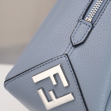 型号1117尺寸34*22cm 芬迪 Fendi Lui 男士斜挎包手提枕头包Lui的设计非常简洁,没有 型号1117尺寸34*22cm 芬迪 Fendi Lui 男士斜挎包手提枕头包Lui的设计非常简洁,没有