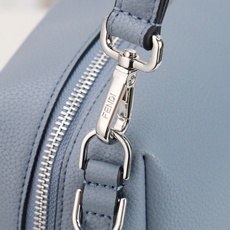 型号1117尺寸34*22cm 芬迪 Fendi Lui 男士斜挎包手提枕头包Lui的设计非常简洁,没有 型号1117尺寸34*22cm 芬迪 Fendi Lui 男士斜挎包手提枕头包Lui的设计非常简洁,没有