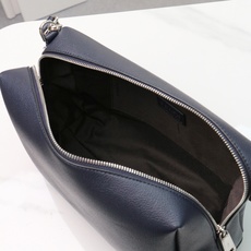 型号1117尺寸34*22cm 芬迪 Fendi Lui 男士斜挎包手提枕头包Lui的设计非常简洁,没有 型号1117尺寸34*22cm 芬迪 Fendi Lui 男士斜挎包手提枕头包Lui的设计非常简洁,没有