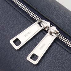 型号1117尺寸34*22cm 芬迪 Fendi Lui 男士斜挎包手提枕头包Lui的设计非常简洁,没有 型号1117尺寸34*22cm 芬迪 Fendi Lui 男士斜挎包手提枕头包Lui的设计非常简洁,没有