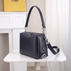 型号1117尺寸34*22cm 芬迪 Fendi Lui 男士斜挎包手提枕头包Lui的设计非常简洁,没有 型号1117尺寸34*22cm 芬迪 Fendi Lui 男士斜挎包手提枕头包Lui的设计非常简洁,没有