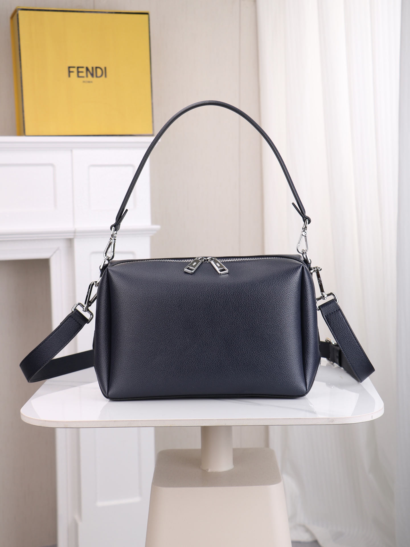 型号1117尺寸34*22cm 芬迪 Fendi Lui 男士斜挎包手提枕头包Lui的设计非常简洁，没有