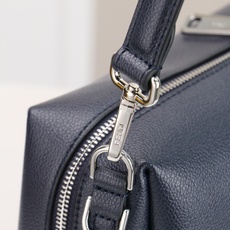 型号1117尺寸34*22cm 芬迪 Fendi Lui 男士斜挎包手提枕头包Lui的设计非常简洁,没有 型号1117尺寸34*22cm 芬迪 Fendi Lui 男士斜挎包手提枕头包Lui的设计非常简洁,没有