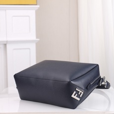 型号1117尺寸34*22cm 芬迪 Fendi Lui 男士斜挎包手提枕头包Lui的设计非常简洁,没有 型号1117尺寸34*22cm 芬迪 Fendi Lui 男士斜挎包手提枕头包Lui的设计非常简洁,没有