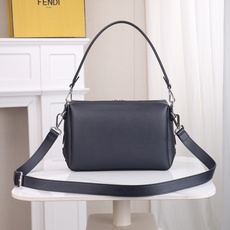 型号1117尺寸34*22cm 芬迪 Fendi Lui 男士斜挎包手提枕头包Lui的设计非常简洁,没有 型号1117尺寸34*22cm 芬迪 Fendi Lui 男士斜挎包手提枕头包Lui的设计非常简洁,没有