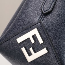型号1117尺寸34*22cm 芬迪 Fendi Lui 男士斜挎包手提枕头包Lui的设计非常简洁,没有 型号1117尺寸34*22cm 芬迪 Fendi Lui 男士斜挎包手提枕头包Lui的设计非常简洁,没有