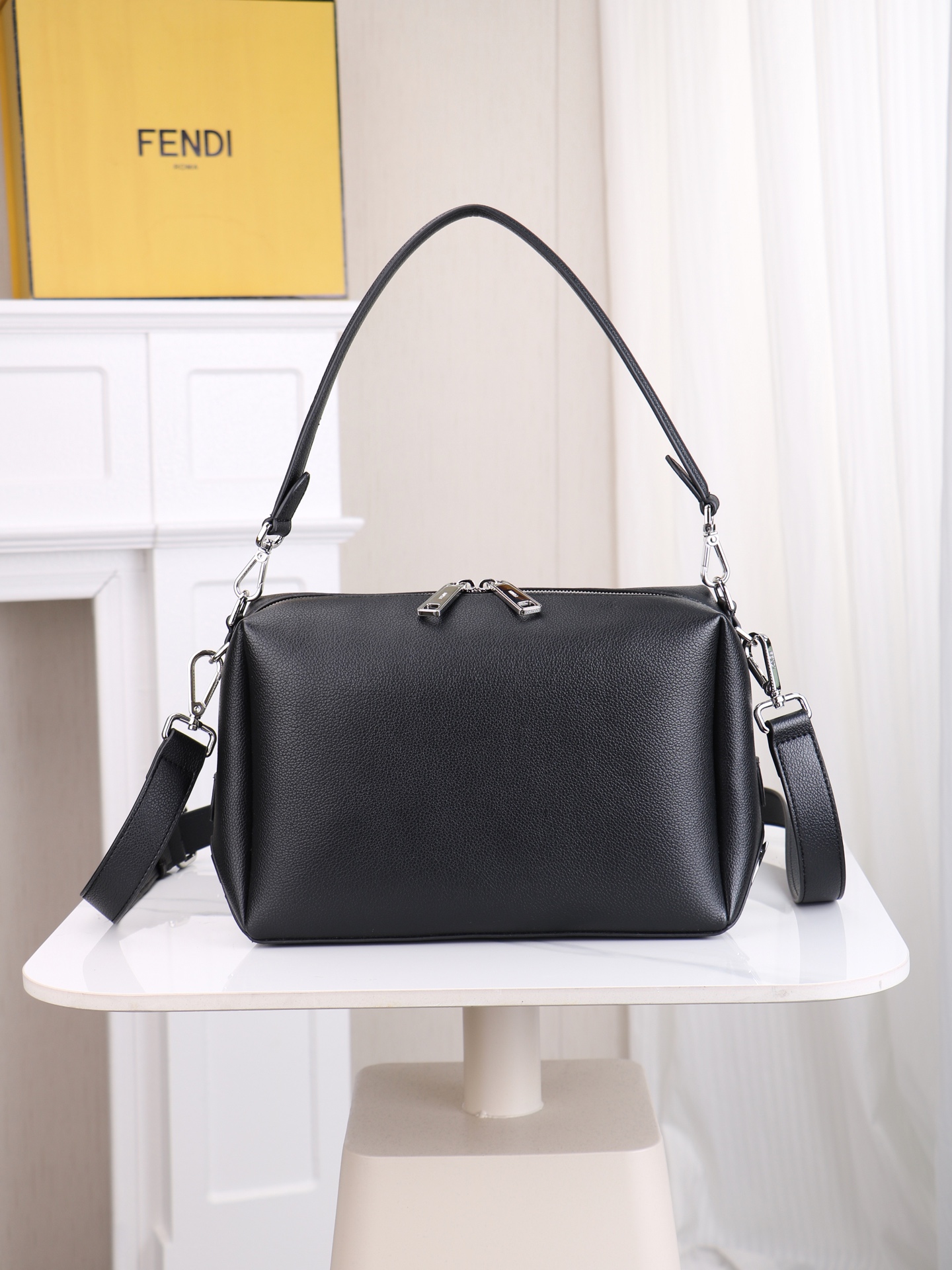 型号1117尺寸34*22cm 芬迪 Fendi Lui 男士斜挎包手提枕头包Lui的设计非常简洁，没有