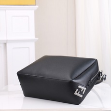 型号1117尺寸34*22cm 芬迪 Fendi Lui 男士斜挎包手提枕头包Lui的设计非常简洁,没有 型号1117尺寸34*22cm 芬迪 Fendi Lui 男士斜挎包手提枕头包Lui的设计非常简洁,没有