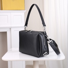 型号1117尺寸34*22cm 芬迪 Fendi Lui 男士斜挎包手提枕头包Lui的设计非常简洁,没有 型号1117尺寸34*22cm 芬迪 Fendi Lui 男士斜挎包手提枕头包Lui的设计非常简洁,没有