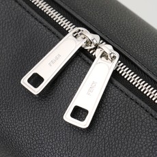 型号1117尺寸34*22cm 芬迪 Fendi Lui 男士斜挎包手提枕头包Lui的设计非常简洁,没有 型号1117尺寸34*22cm 芬迪 Fendi Lui 男士斜挎包手提枕头包Lui的设计非常简洁,没有