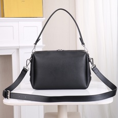 型号1117尺寸34*22cm 芬迪 Fendi Lui 男士斜挎包手提枕头包Lui的设计非常简洁,没有 型号1117尺寸34*22cm 芬迪 Fendi Lui 男士斜挎包手提枕头包Lui的设计非常简洁,没有
