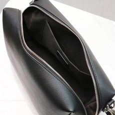 型号1117尺寸34*22cm 芬迪 Fendi Lui 男士斜挎包手提枕头包Lui的设计非常简洁,没有 型号1117尺寸34*22cm 芬迪 Fendi Lui 男士斜挎包手提枕头包Lui的设计非常简洁,没有