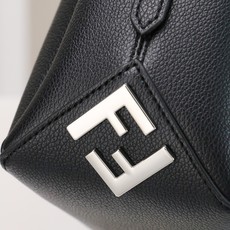 型号1117尺寸34*22cm 芬迪 Fendi Lui 男士斜挎包手提枕头包Lui的设计非常简洁,没有 型号1117尺寸34*22cm 芬迪 Fendi Lui 男士斜挎包手提枕头包Lui的设计非常简洁,没有