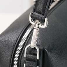型号1117尺寸34*22cm 芬迪 Fendi Lui 男士斜挎包手提枕头包Lui的设计非常简洁,没有 型号1117尺寸34*22cm 芬迪 Fendi Lui 男士斜挎包手提枕头包Lui的设计非常简洁,没有