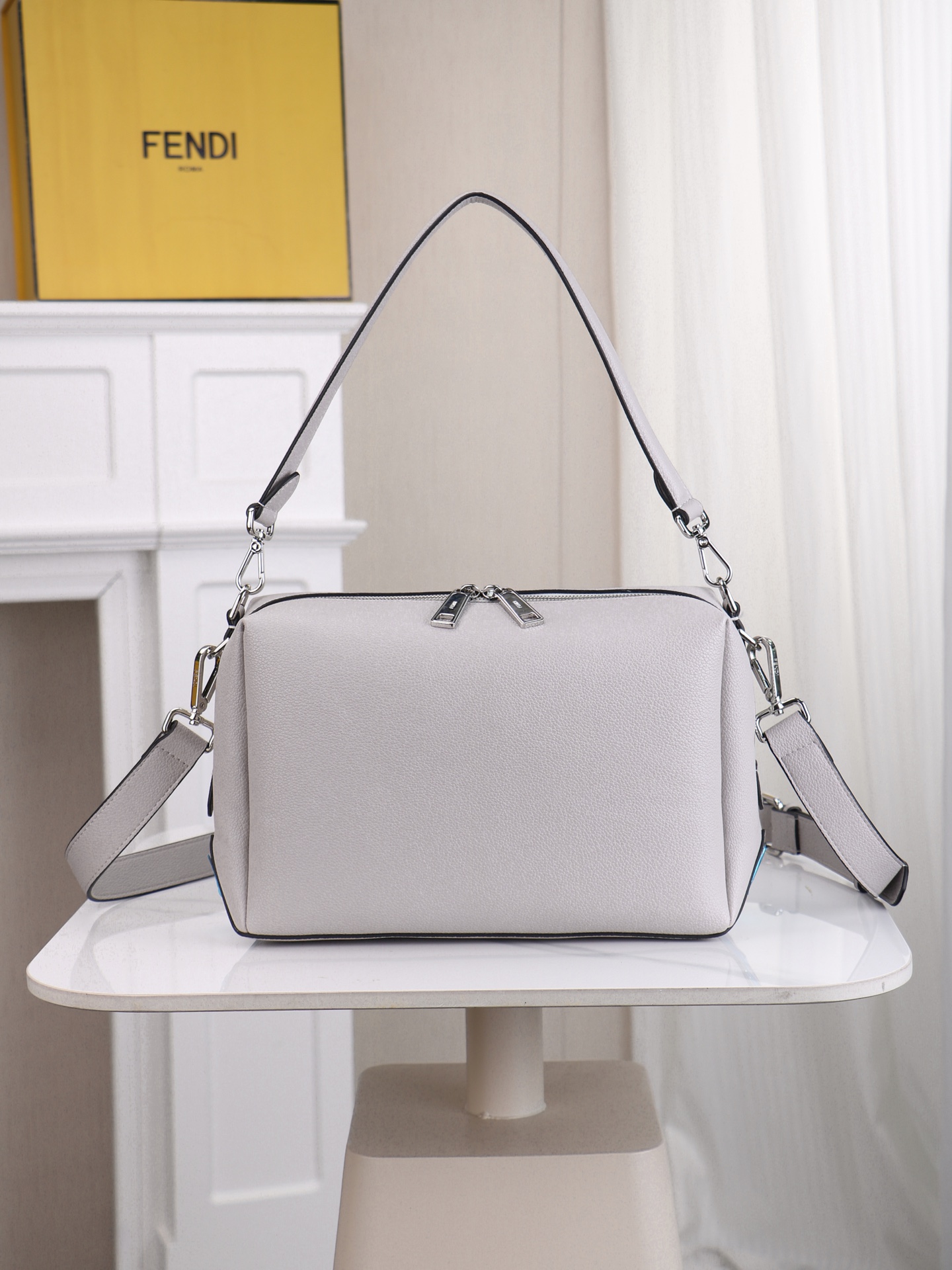 型号1117尺寸34*22cm 芬迪 Fendi Lui 男士斜挎包手提枕头包Lui的设计非常简洁，没有