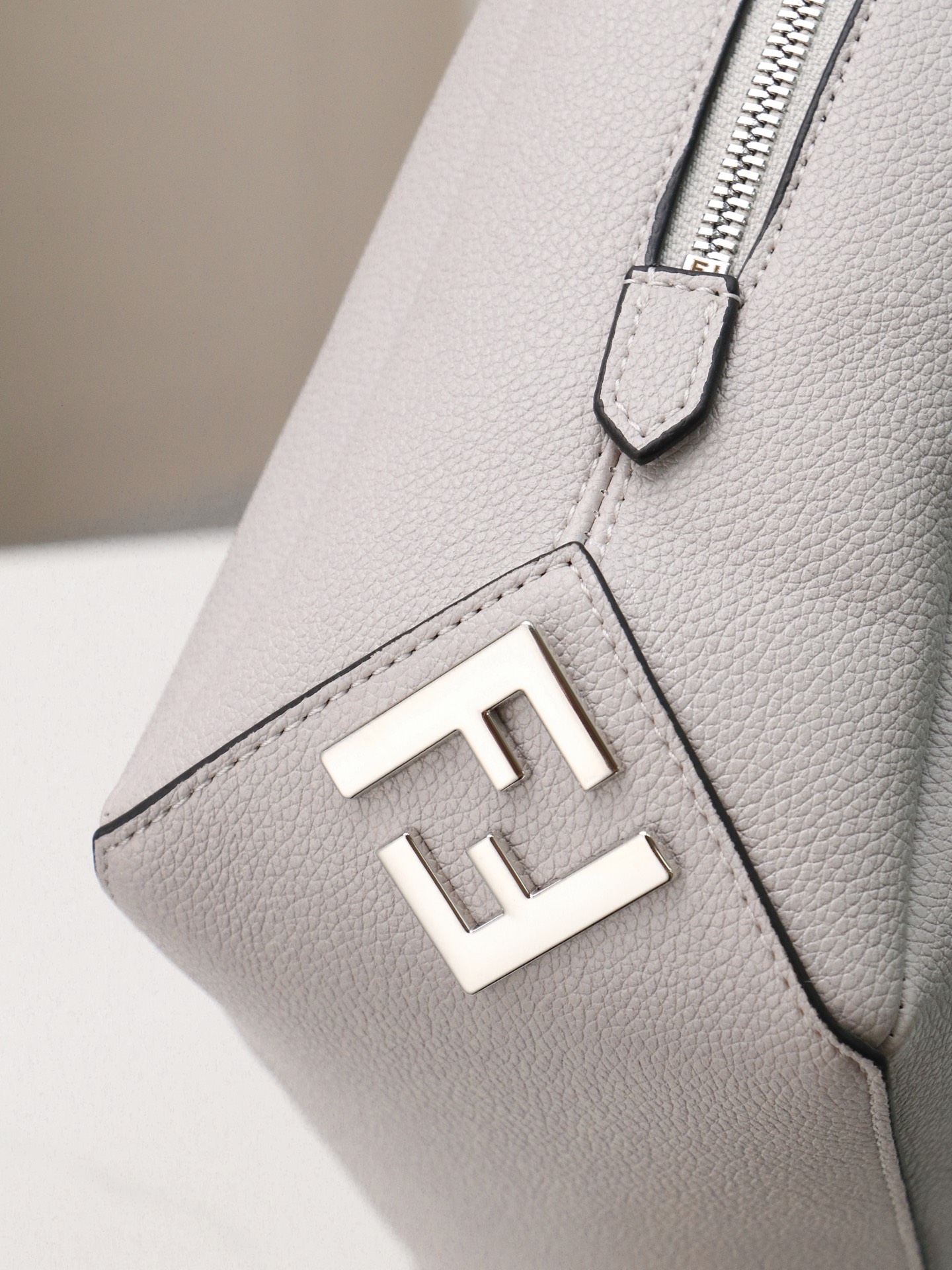 型号1117尺寸34*22cm 芬迪 Fendi Lui 男士斜挎包手提枕头包Lui的设计非常简洁，没有