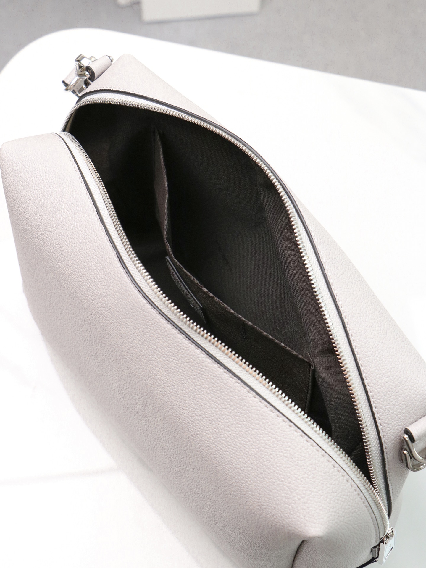 型号1117尺寸34*22cm 芬迪 Fendi Lui 男士斜挎包手提枕头包Lui的设计非常简洁，没有