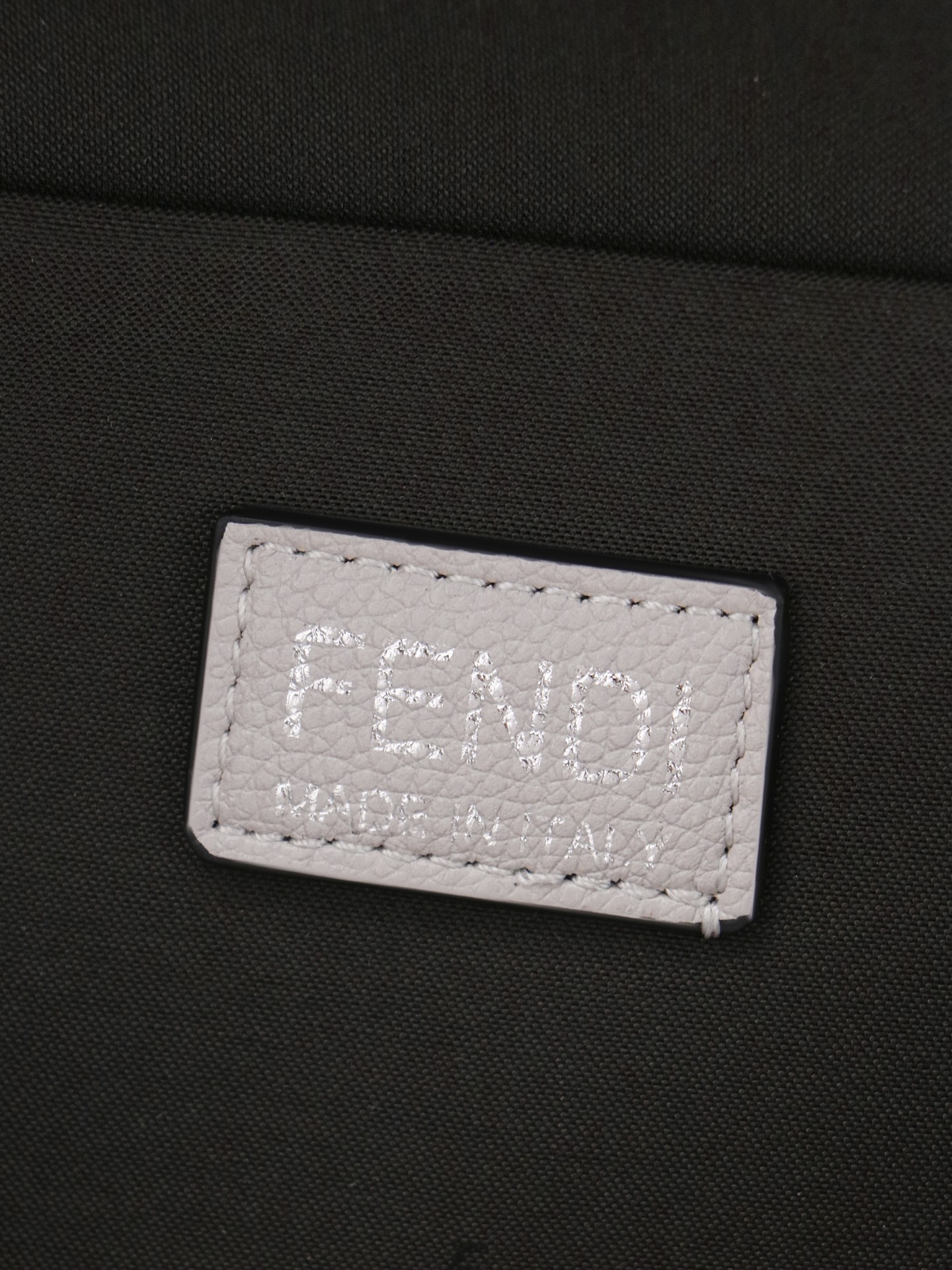 型号1117尺寸34*22cm 芬迪 Fendi Lui 男士斜挎包手提枕头包Lui的设计非常简洁，没有