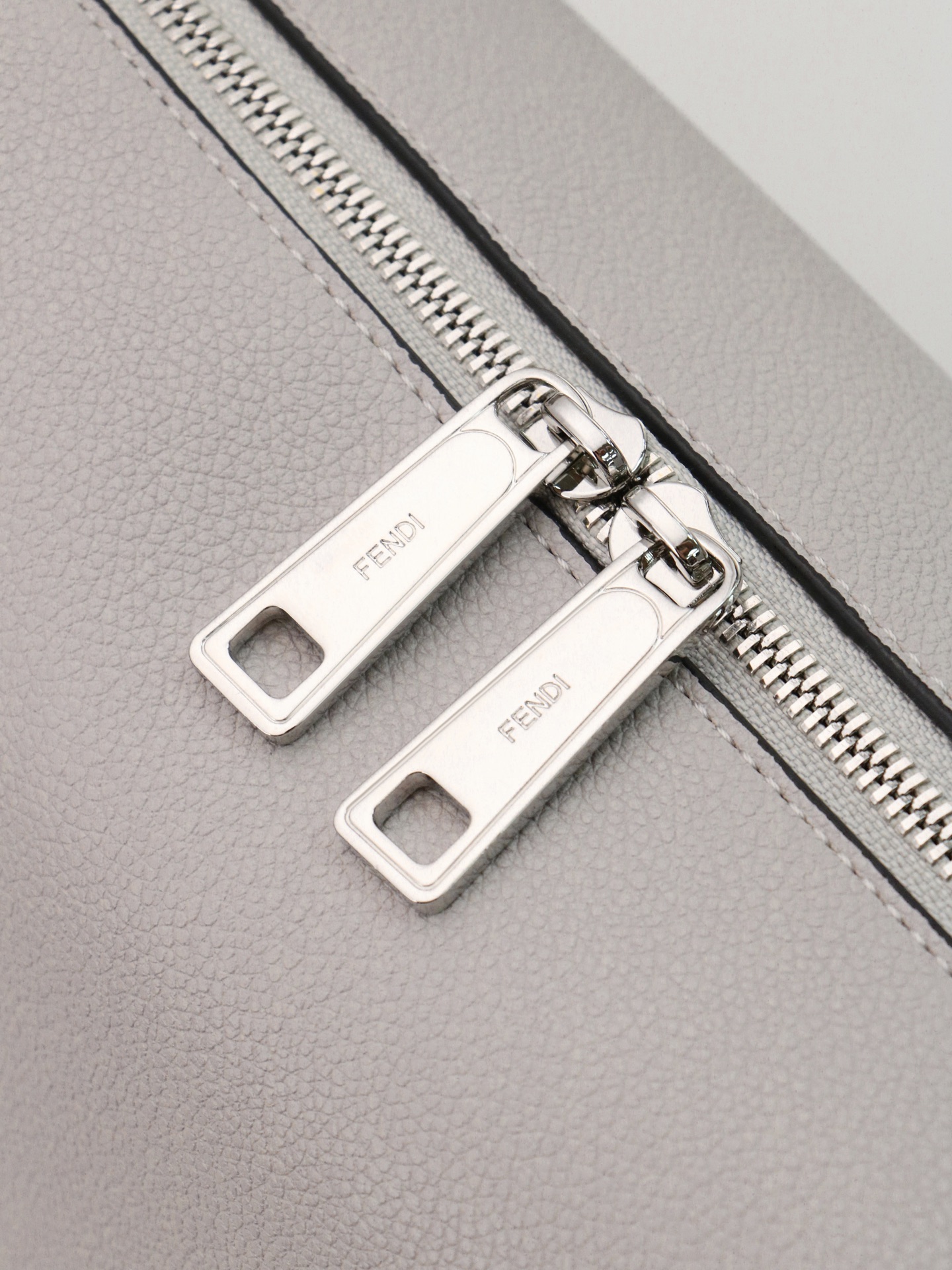 型号1117尺寸34*22cm 芬迪 Fendi Lui 男士斜挎包手提枕头包Lui的设计非常简洁，没有