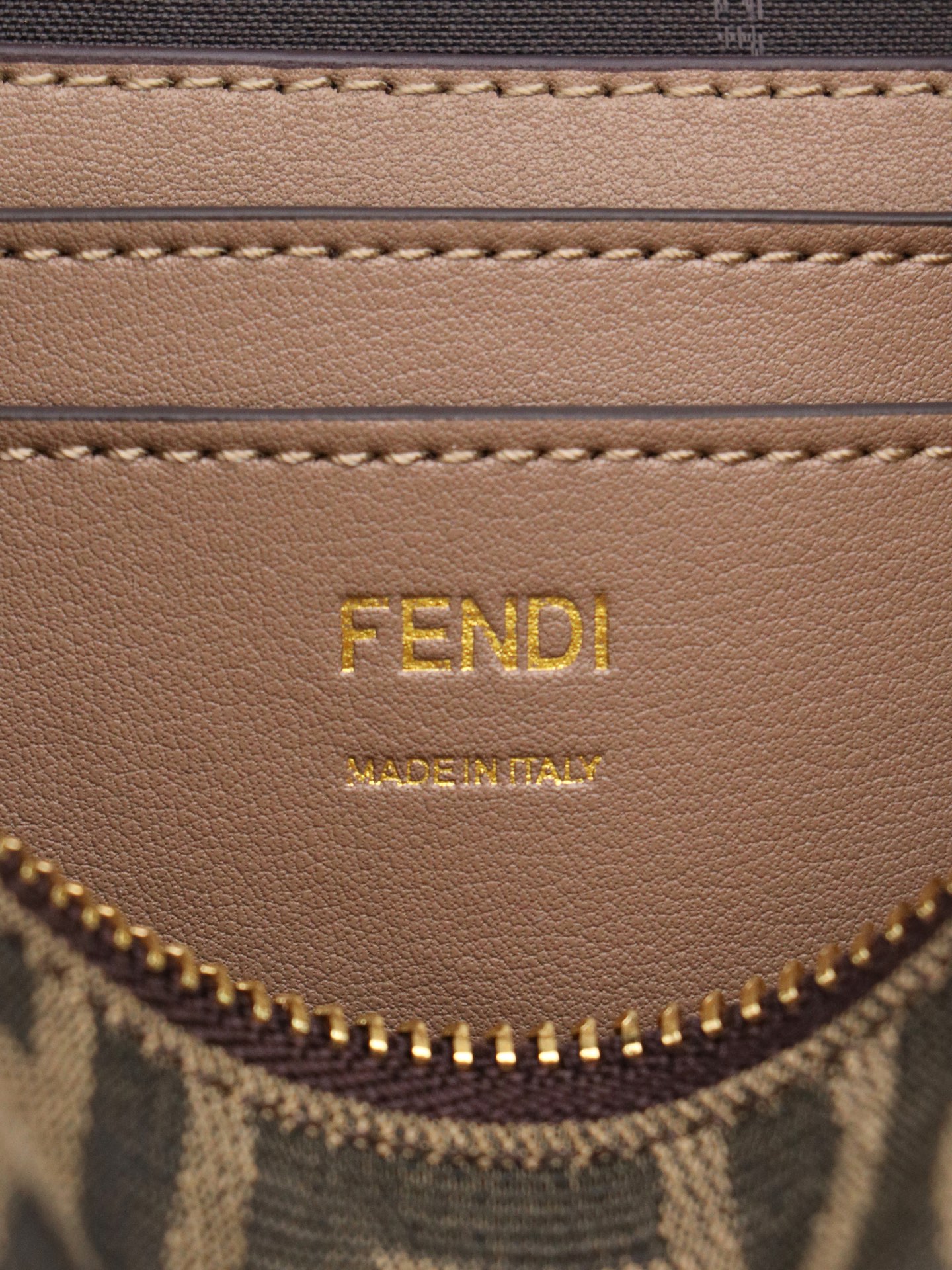 （原单布 配盒子）型号7717Fendi 新款🆕Baguette棕色提花FF布料手拿包，配有可拆卸细链条