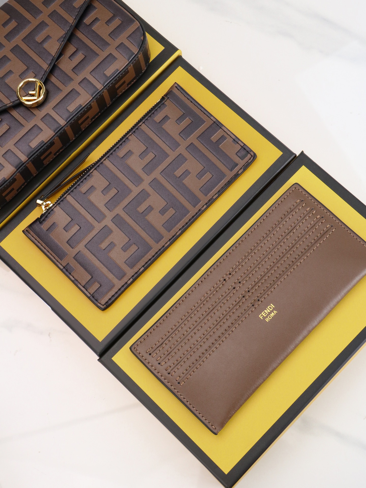 ，配盒子 fendi 小三件套几何图形翻盖迷你手袋，按扣开合。可拆卸链式肩带。内衬配有平口袋。包面采用标