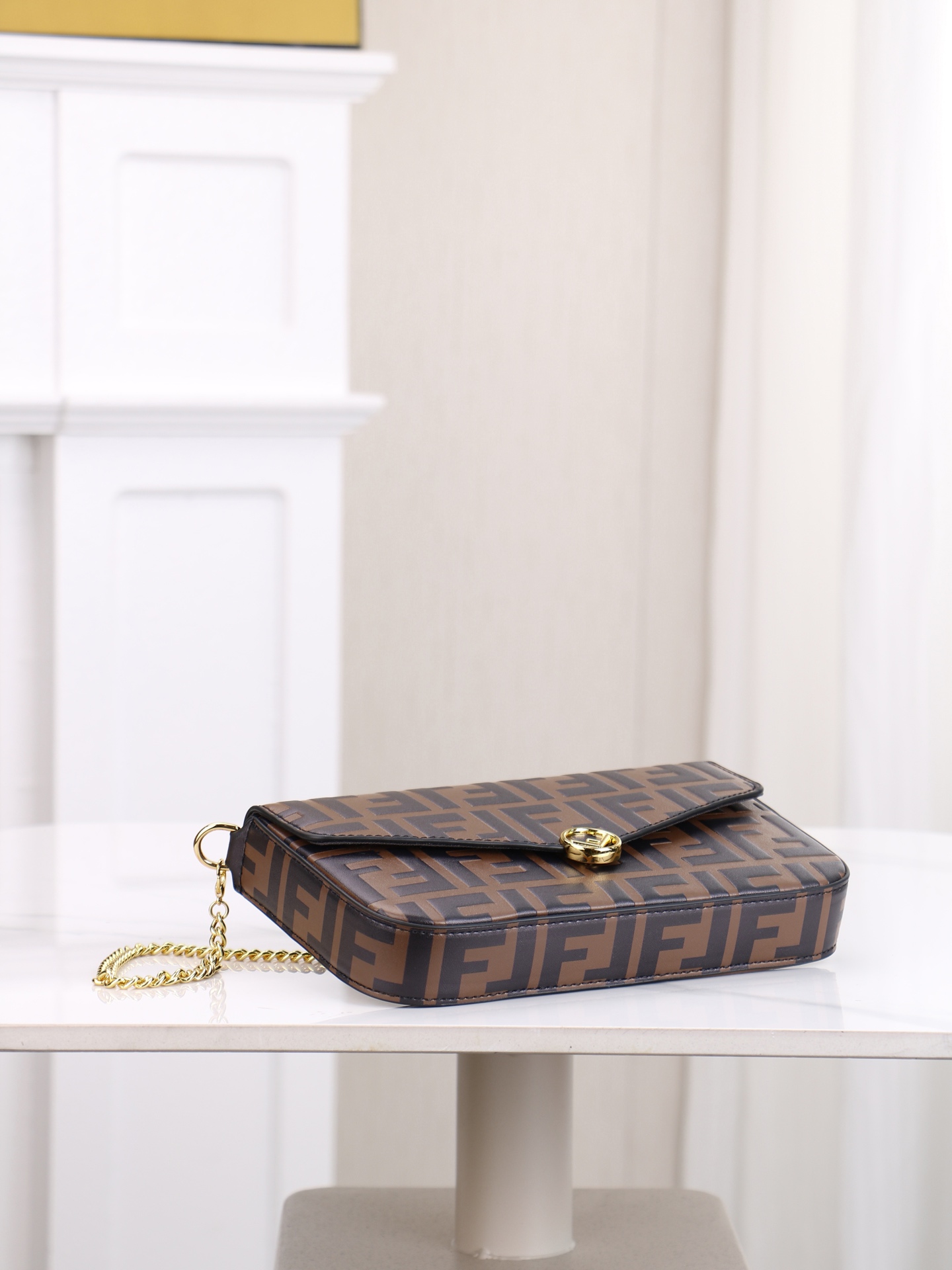 ，配盒子 fendi 小三件套几何图形翻盖迷你手袋，按扣开合。可拆卸链式肩带。内衬配有平口袋。包面采用标