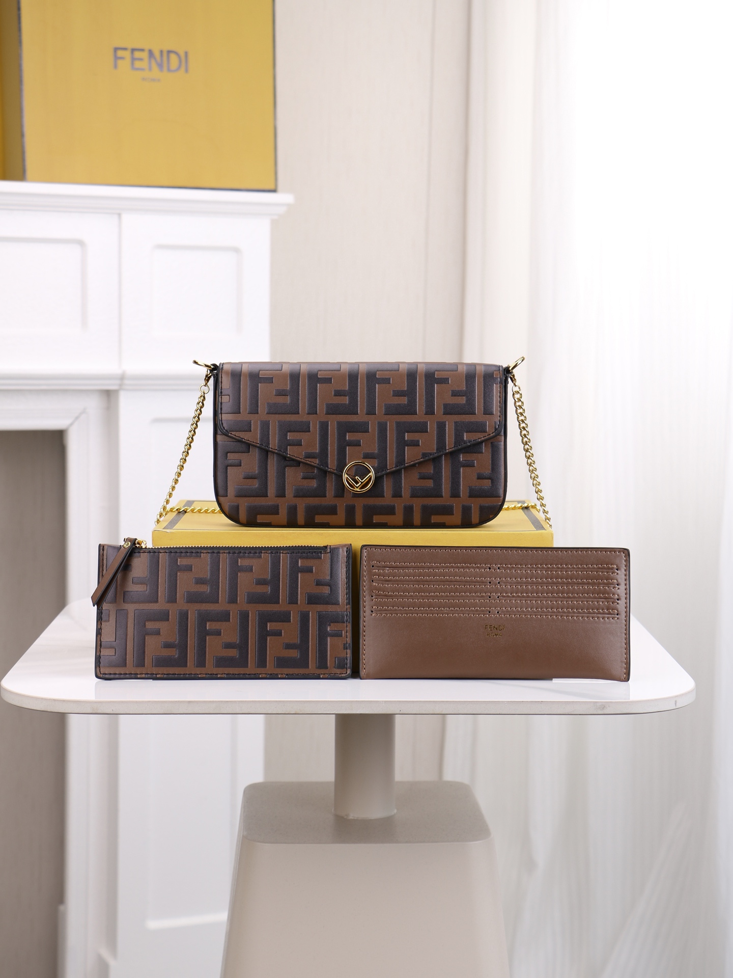，配盒子 fendi 小三件套几何图形翻盖迷你手袋，按扣开合。可拆卸链式肩带。内衬配有平口袋。包面采用标