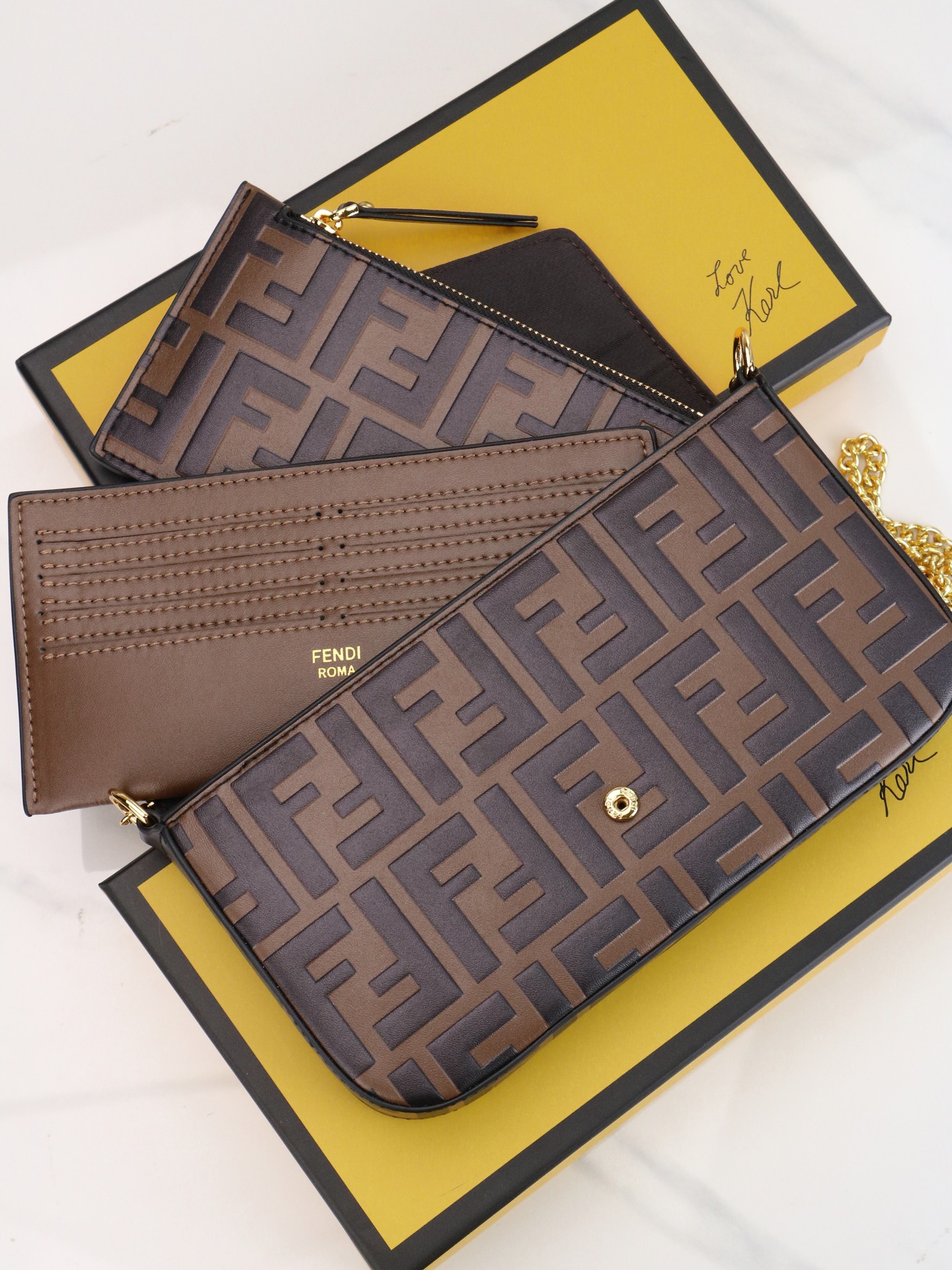 ，配盒子 fendi 小三件套几何图形翻盖迷你手袋，按扣开合。可拆卸链式肩带。内衬配有平口袋。包面采用标