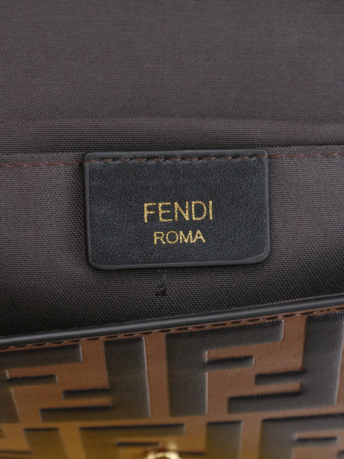 ，配盒子 fendi 小三件套几何图形翻盖迷你手袋，按扣开合。可拆卸链式肩带。内衬配有平口袋。包面采用标