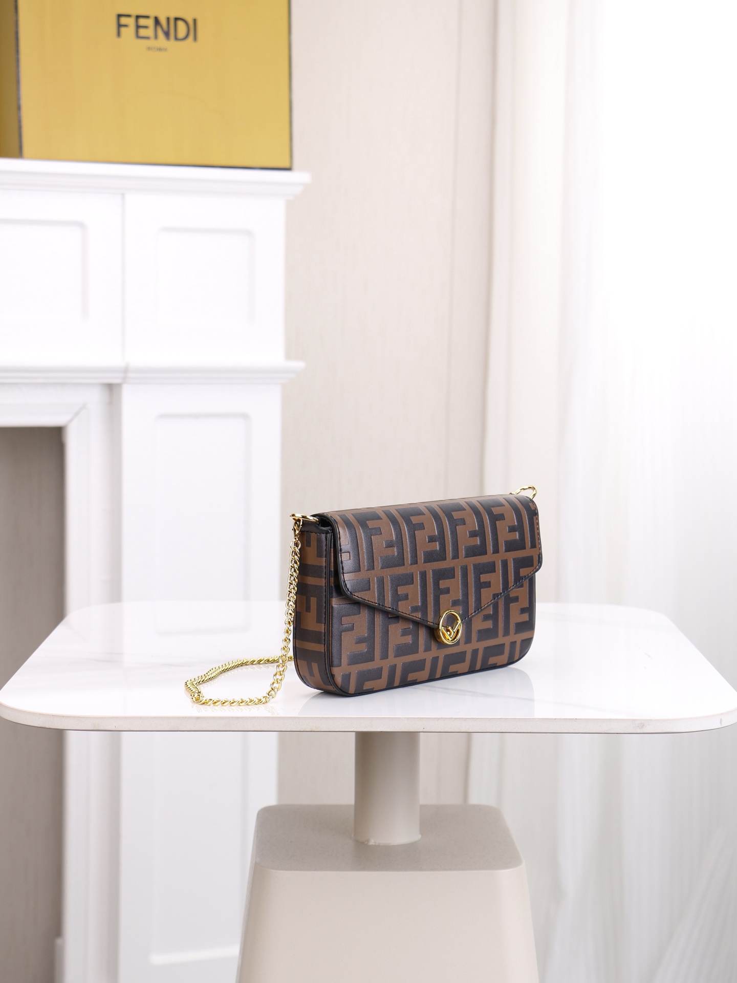 ，配盒子 fendi 小三件套几何图形翻盖迷你手袋，按扣开合。可拆卸链式肩带。内衬配有平口袋。包面采用标