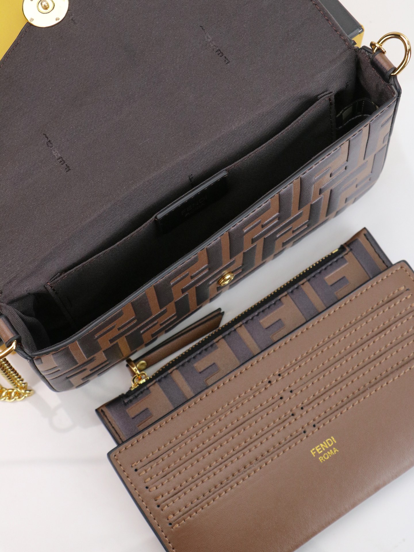 ，配盒子 fendi 小三件套几何图形翻盖迷你手袋，按扣开合。可拆卸链式肩带。内衬配有平口袋。包面采用标