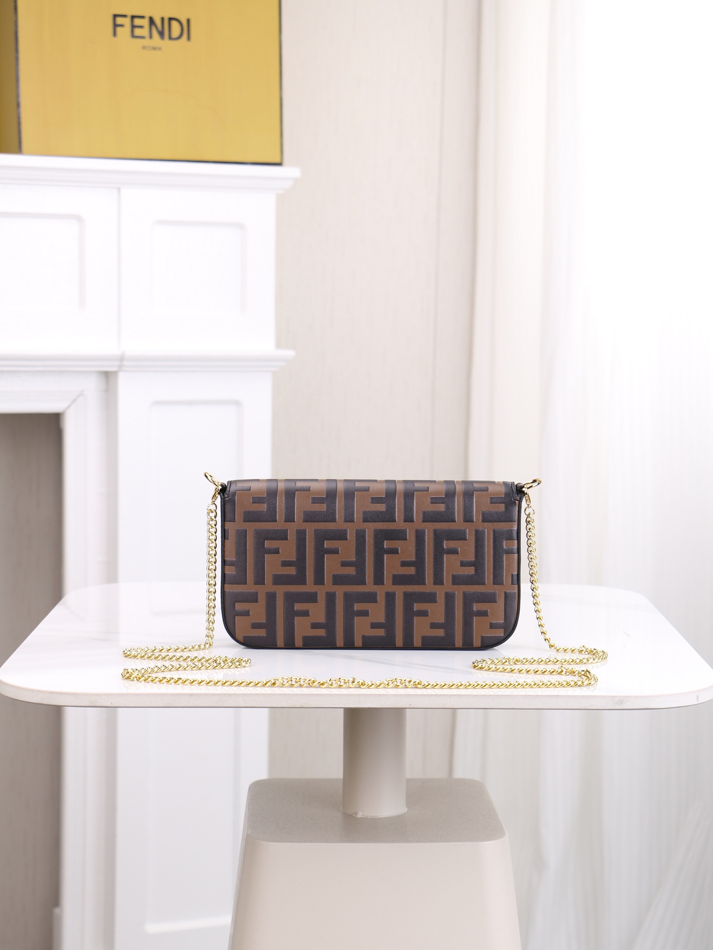 ，配盒子 fendi 小三件套几何图形翻盖迷你手袋，按扣开合。可拆卸链式肩带。内衬配有平口袋。包面采用标