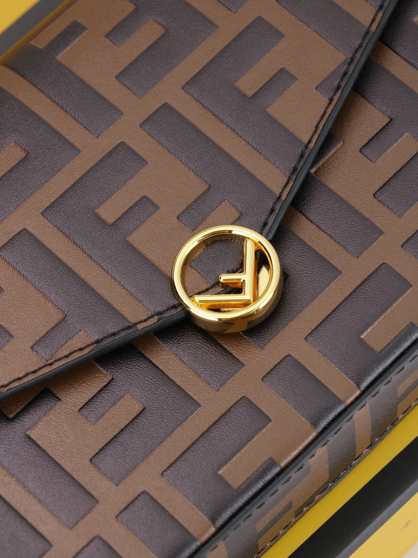 ，配盒子 fendi 小三件套几何图形翻盖迷你手袋，按扣开合。可拆卸链式肩带。内衬配有平口袋。包面采用标