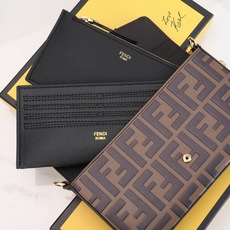 ,配盒子 fendi 小三件套几何图形翻盖迷你手袋,按扣开合。可拆卸链式肩带。内衬配有平口袋。包面采用标 ,配盒子 fendi 小三件套几何图形翻盖迷你手袋,按扣开合。可拆卸链式肩带。内衬配有平口袋。包面采用标