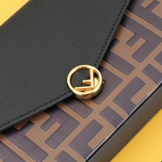 ,配盒子 fendi 小三件套几何图形翻盖迷你手袋,按扣开合。可拆卸链式肩带。内衬配有平口袋。包面采用标 ,配盒子 fendi 小三件套几何图形翻盖迷你手袋,按扣开合。可拆卸链式肩带。内衬配有平口袋。包面采用标